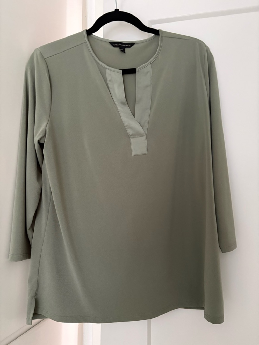 Banana Republic Sage Green Split-Neck 3/4 Sleeves
